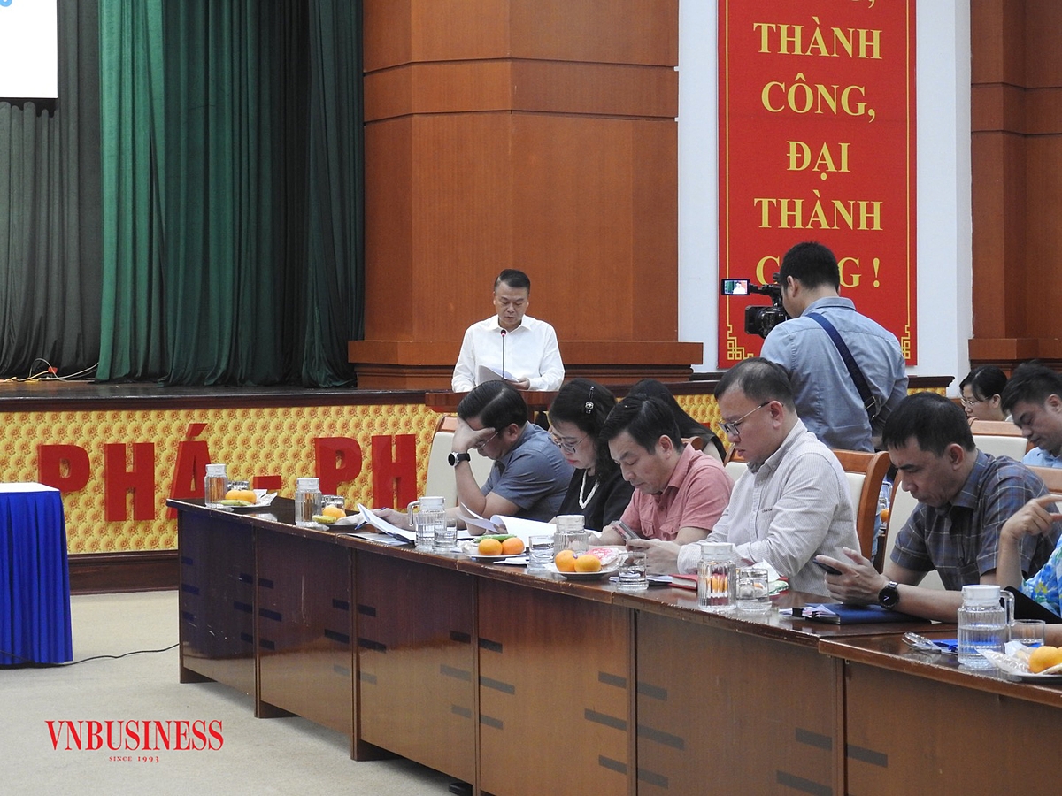 Thứ trưởng Bộ Tài chính Nguyễn Đức Chi điều hành họp báo.