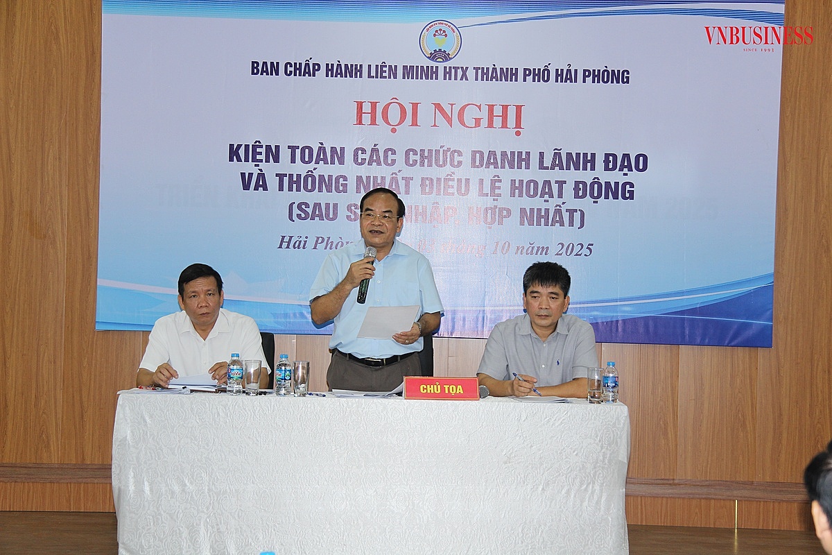 Ông Ngô Ngọc Khánh &lpar;người đứng giữa&rpar; được các đại biểu tín nhiệm bầu tiếp tục giữ chức danh Chủ tịch Liên minh HTX TP Hải Phòng sau hợp nhất.