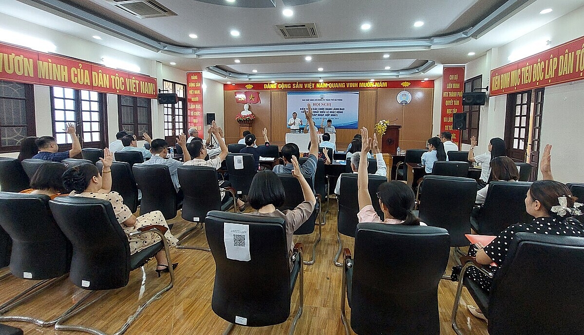 Các đại biểu tham dự biểu quyết thông qua các nội dung tại hội nghị.