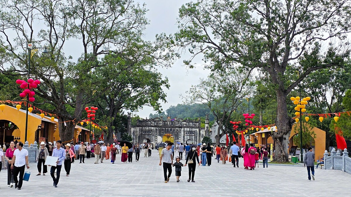 Ngày khai mạc tuần lễ văn hóa, du lịch và xúc tiến thương mại 2025, đền Kiếp Bạc đón hàng vạn du khách về dự hội.