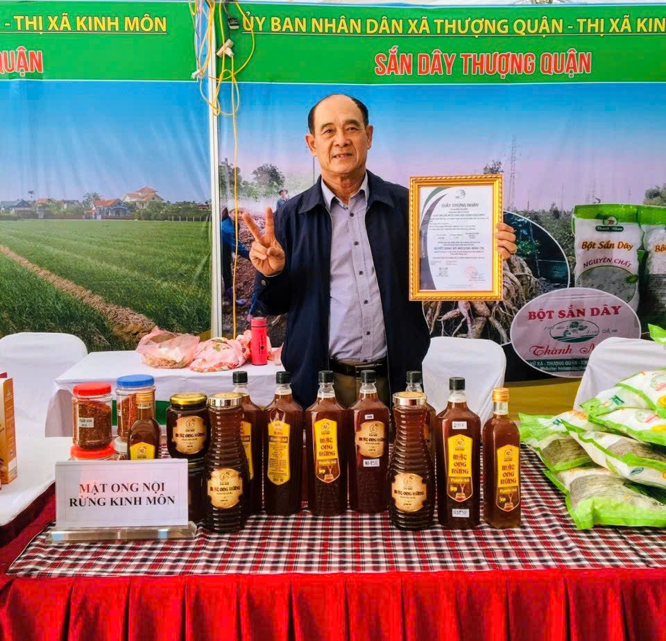 Ông Nguyễn Đức Thả – Chủ tịch HĐQT HTX Nuôi ong nội rừng Kinh Môn đã có nhiều đóng góp cho nghề nuôi ong của HTX và địa phương phát triển.