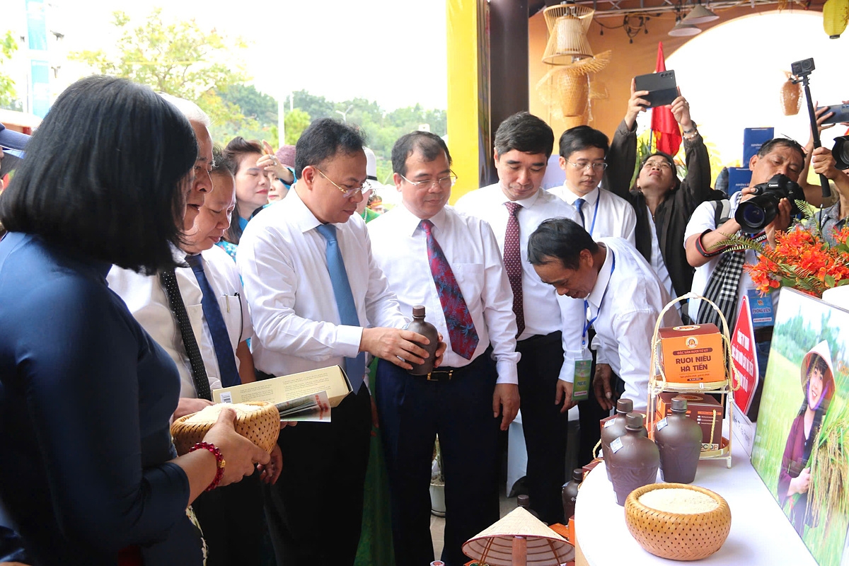 Các đại biểu tham quan gian hàng tại lễ khai mạc.