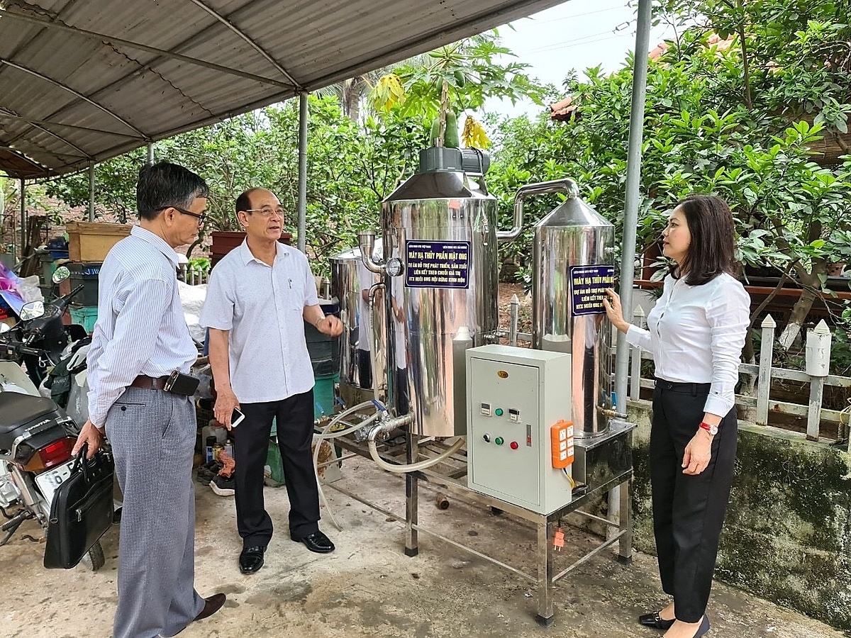 HTX được Liên minh HTX tỉnh bàn giao máy tách thủy phần để nâng cao chất lượng mật ong.