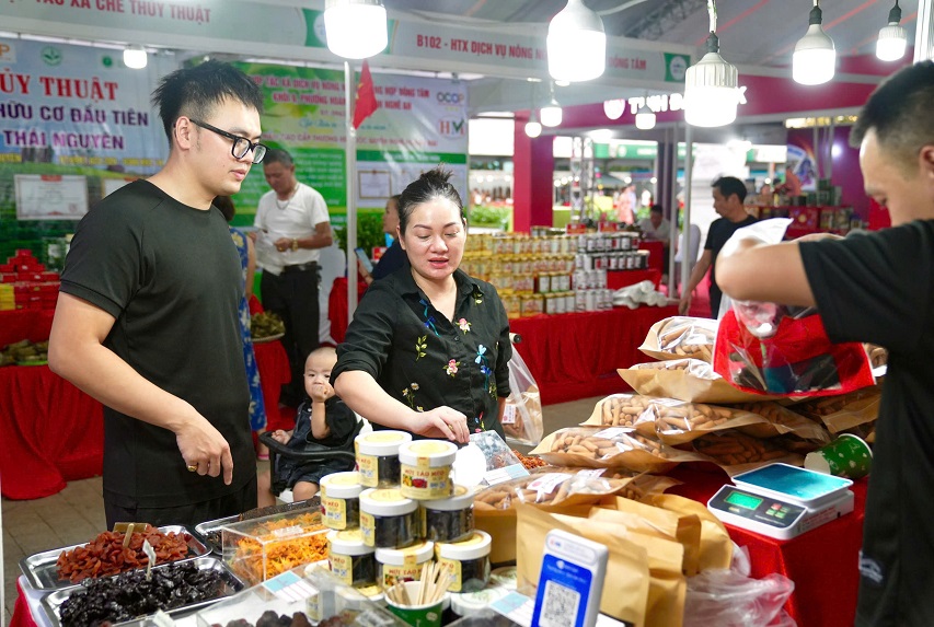 Nhiều sản phẩm được chế biến từ nông, lâm, thủy sản, thực phẩm từ nhiều tỉnh thành, thu hút người dùng Thủ đô.