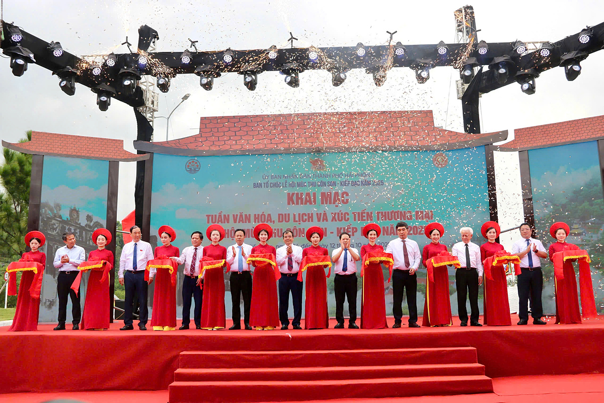 Các đại biểu cắt băng khai mạc Tuần Văn hóa, Du lịch và Xúc tiến Thương mại - Lễ hội mùa Thu Côn Sơn - Kiếp Bạc năm 2025.