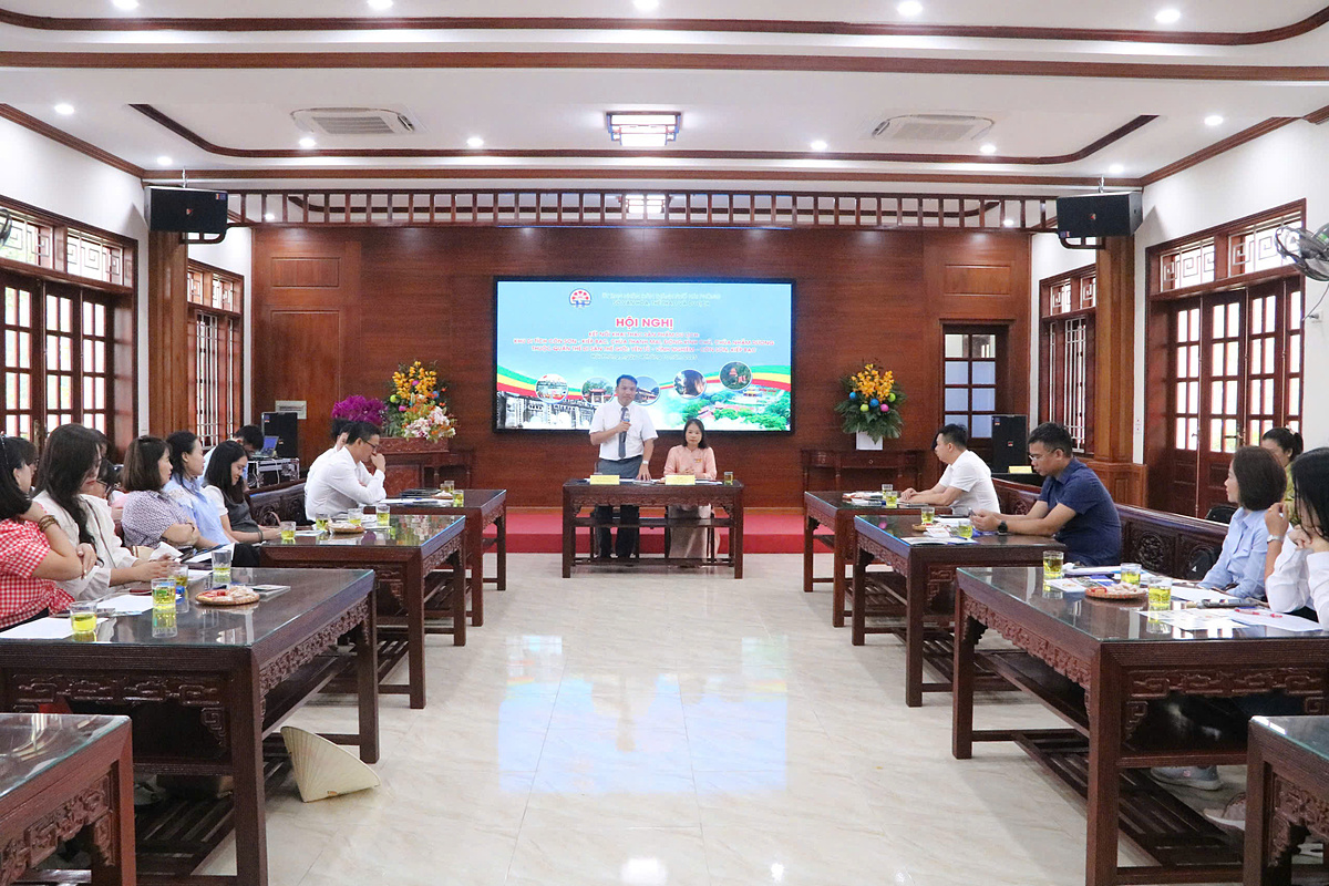 PGĐ Sở VHTTDL Hải Phòng Trần Văn Ngọc họp bàn xúc tiến, triển khai mở các tour du lịch cho Côn Sơn - Kiếp Bạc với các đơn vị lữ hành và người làm văn hóa, du lịch.