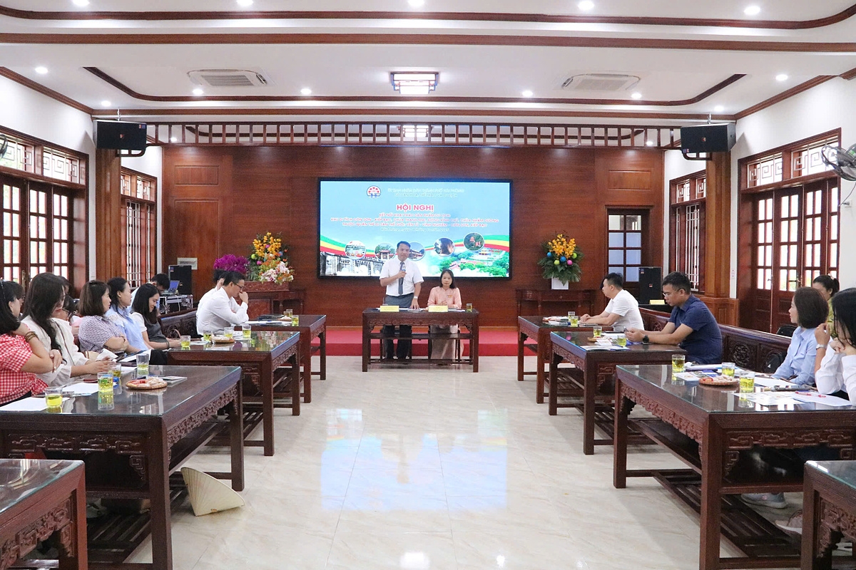 PGĐ Sở VHTTDL Hải Phòng Trần Văn Ngọc họp bàn xúc tiến, triển khai mở các tour du lịch cho Côn Sơn - Kiếp Bạc với các đơn vị lữ hành và người làm văn hóa, du lịch.