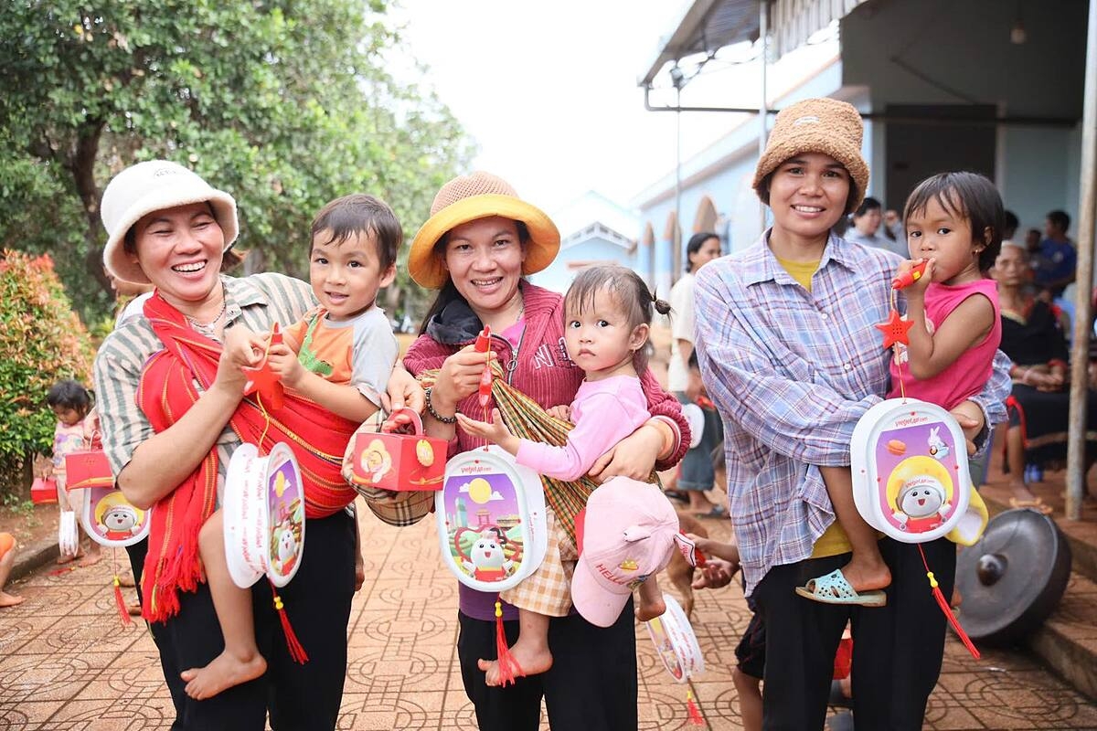 Những phần quà đong đầy tình cảm được trao tận tay những người khuyết tật, các em bé có hoàn cảnh khó khăn.