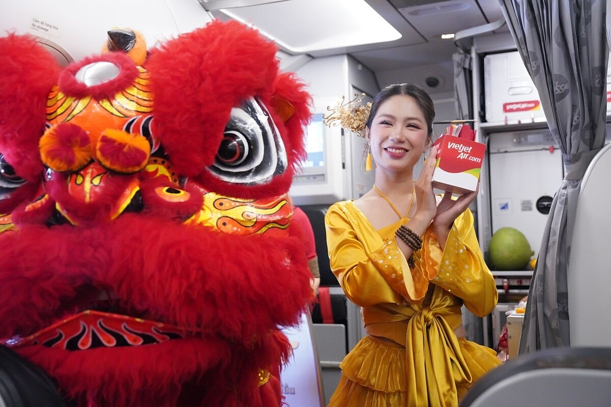 Chị Hằng, Chú Cuội cùng những chú lân sư rồng xuất hiện mang theo những món quà Trung thu ý nghĩa.