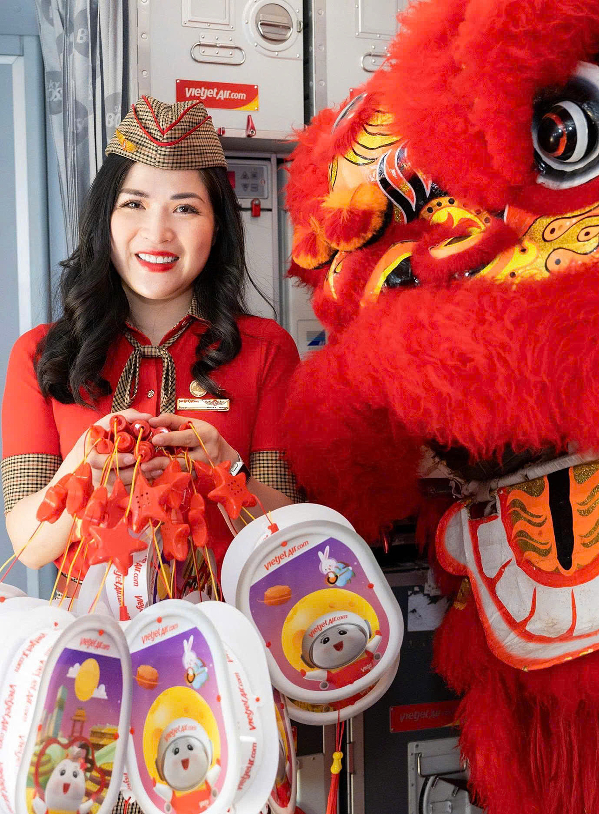 Trên độ cao 10.000 mét, phi hành đoàn Vietjet đã tỉ mỉ chuẩn bị lễ hội Trung thu ngập tràn sắc màu và niềm vui.