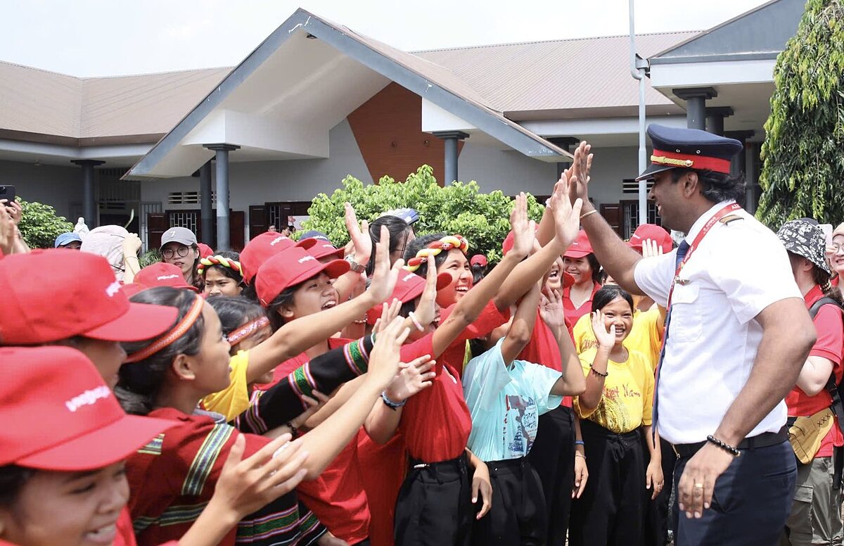 Những phần quà đong đầy tình cảm được trao tận tay những người khuyết tật, các em bé có hoàn cảnh khó khăn.