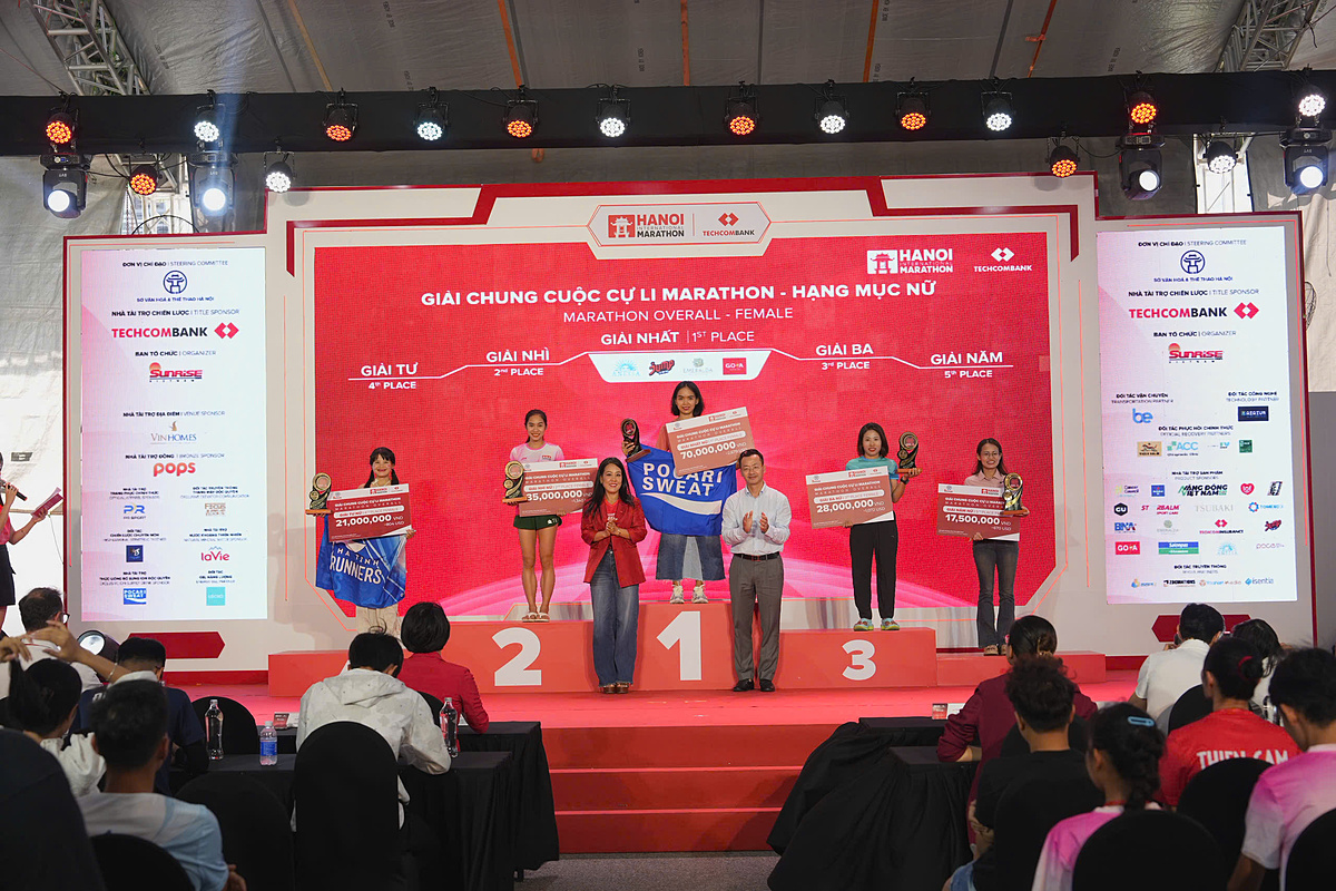 Ông Phạm Xuân Tài - Phó Giám đốc Sở Văn hóa và Thể thao TP Hà Nội và bà Thái Minh Diễm Tú - Giám đốc Khối Tiếp thị Techcombank Trao giải cho các VĐV xuất sắc nhất đường đua Marathon Nữ