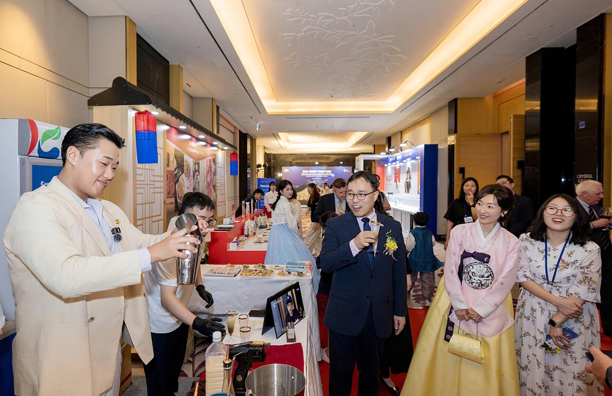 Chuyên gia biểu diễn pha chế rượu tại sự kiện.