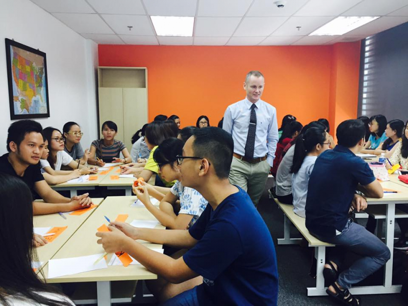 Nhiều gia đình áp lực về chi phí học thêm, học ngoại khóa, học nâng cao của con cái.