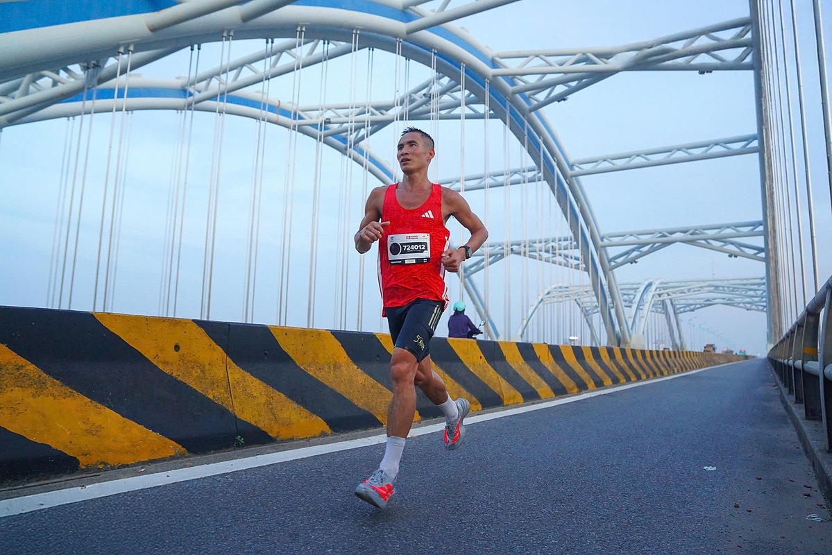 Vận động viên Phạm Tiến Sản trên hành trình chinh phục Giải Marathon Quốc tế Hà Nội Techcombank mùa thứ 4.