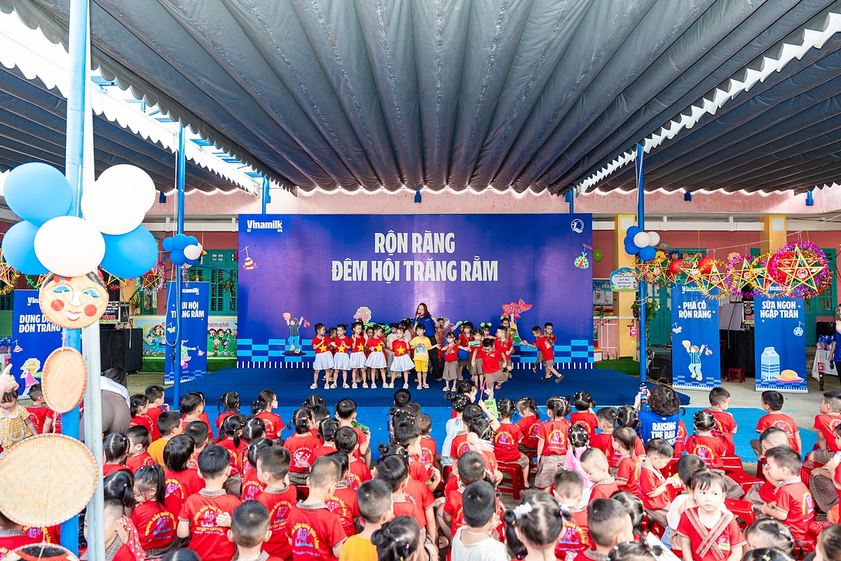 Tại Đà Nẵng, có một mùa trung thu thật đặc biệt đã đến với các em nhỏ trường Mẫu giáo Tiên Lãnh, xã Lãnh Ngọc, mang theo hàng ngàn sản phẩm dinh dưỡng, hàng nghìn bộ dụng cụ học tập, cùng nhiều quà bánh, những khúc ca rộn ràng và vô vàn tình yêu thương từ Vinamilk và Quỹ sữa Vươn cao Việt Nam.