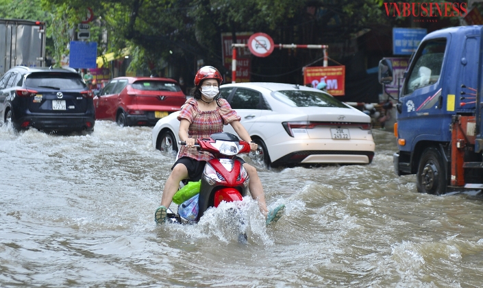 Mưa lớn từ sáng sớm, phố phường Hà Nội chìm sâu trong nước