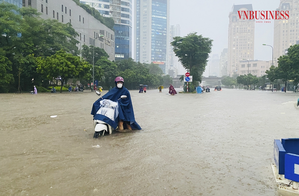 Khu vực Dương Đình Nghệ vốn được gọi vui là cảng nước sâu mỗi khi trời có mưa to. Sáng nay cũng vẫn giữ vững danh xưng khi trở thành nỗi lo ngại lớn nhất cho người tham gia giao thông phải đi qua đây.