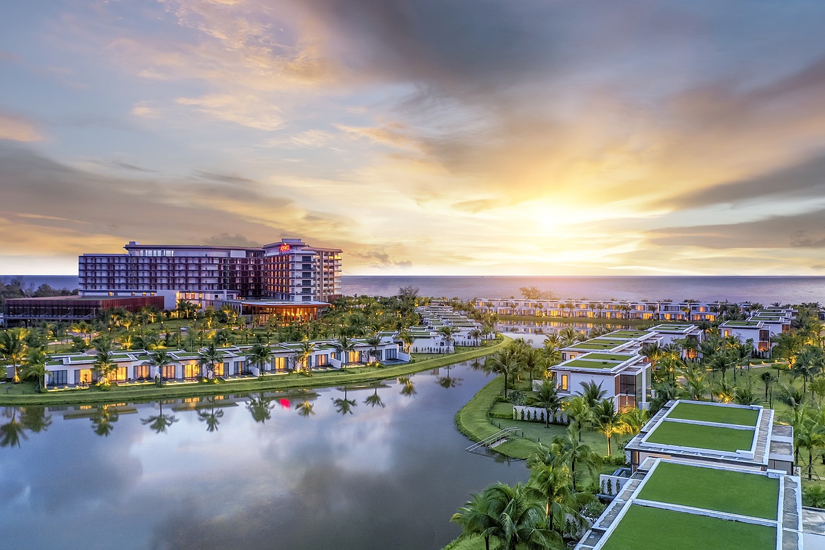 Mövenpick Resort Waverly Phú Quốc nằm bên bãi Ông Lang, được mệnh danh là nơi chiêm ngưỡng hoàng hôn đẹp nhất Việt Nam.