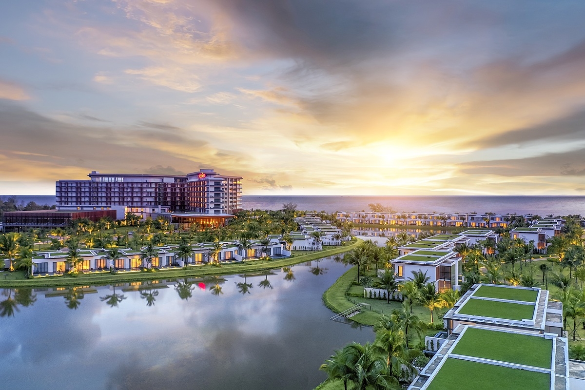 Mövenpick Resort Waverly Phú Quốc nằm bên bãi Ông Lang, được mệnh danh là nơi chiêm ngưỡng hoàng hôn đẹp nhất Việt Nam.