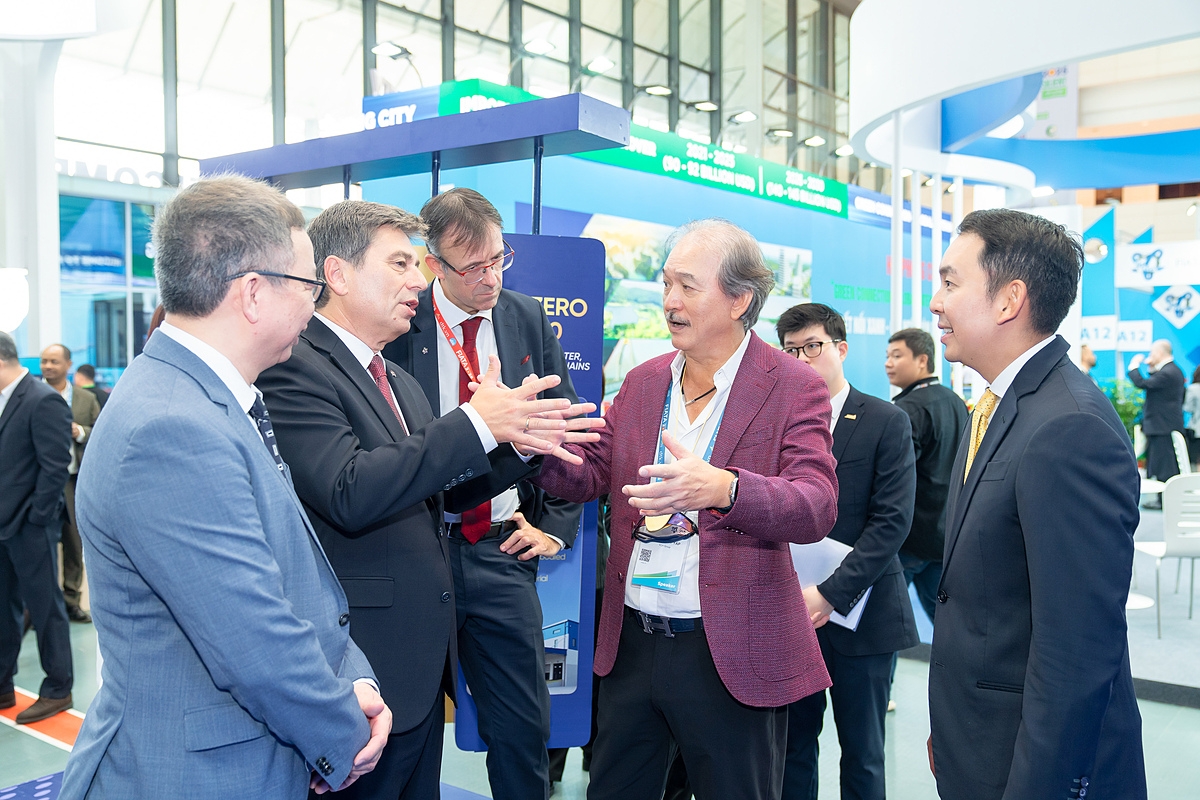 Chủ tịch FIATA Turgut Erkeskin cùng đại diện các hiệp hội, doanh nghiệp... hàng đầu thế giới tham quan gian trưng bày của Việt Nam SuperPort™ tại sự kiện.