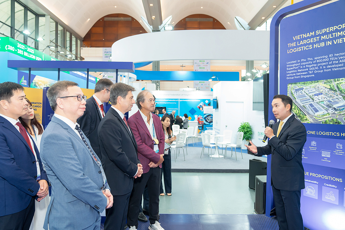 Tiến sĩ Yap Kwong Weng, CEO Việt Nam SuperPort™ giới thiệu về Kho hàng không kéo dài tại sự kiện.