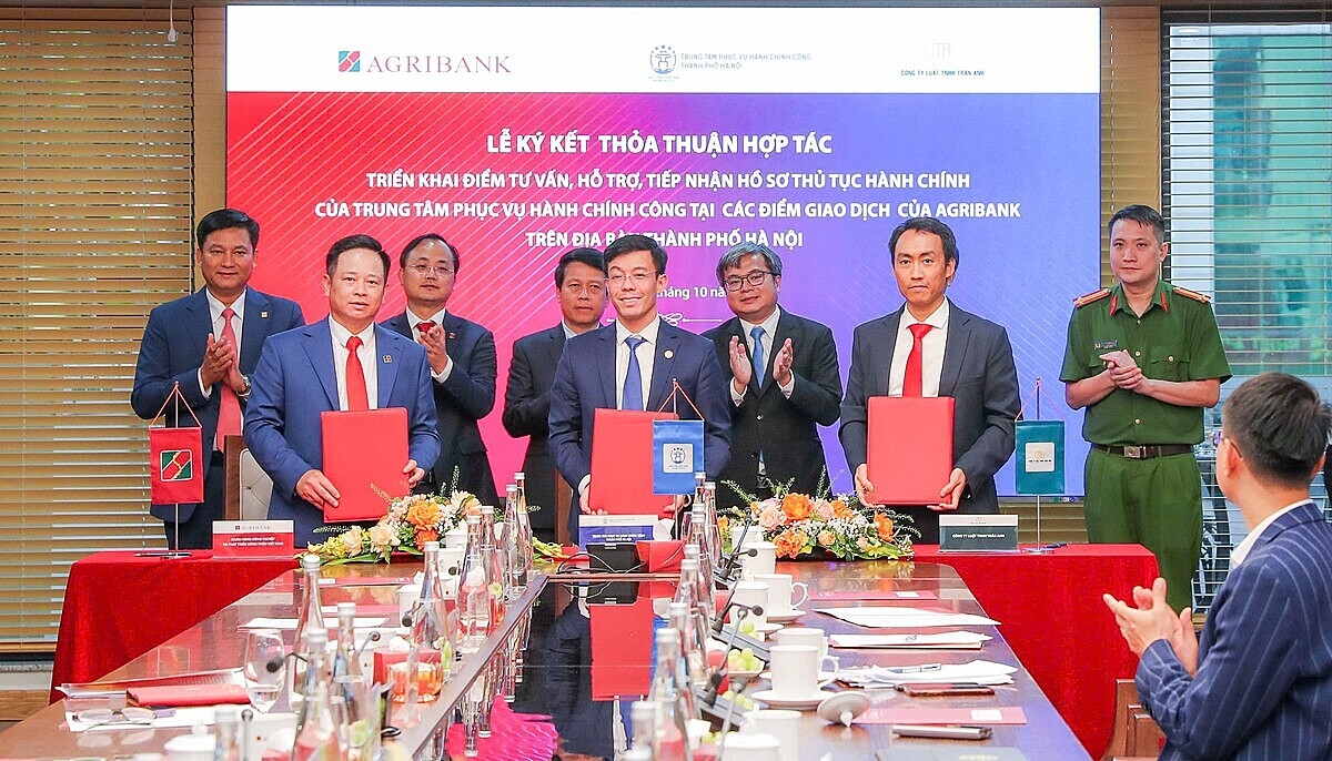 Đại diện 3 bên &lpar;Agribank - TTPVHCC - Công ty Luật TNHH Trần Anh&rpar; ký kết Thỏa thuận hợp tác triển khai “Điểm tư vấn,hỗ trợ, tiếp nhận hồ sơ thủ tục hành chính của TTPVHCC tại các điểm giao dịch của Agribank” dưới sự chứng kiến của đại diện lãnh đạo Ngân hàng Nhà nước Việt Nam, UBND TP Hà Nội; đại diện các đơn vị thuộc Bộ Công an.