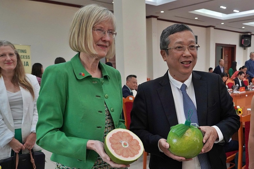 Thứ trưởng Bộ Nông nghiệp và Môi trường Hoàng Trung và Đại sứ Úc Gillian Bird.