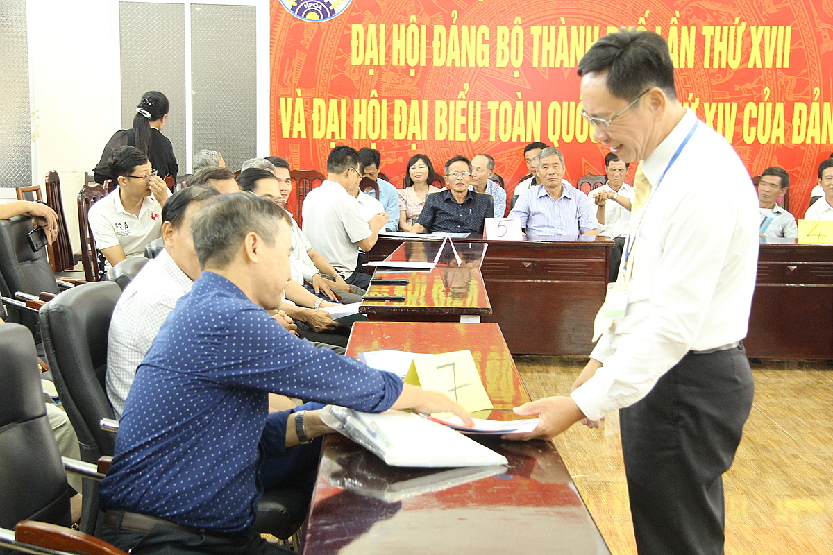 Giảng viên Phạm Ngọc Chính đưa câu hỏi cho các nhóm bốc thăm và thảo luận trả lời.