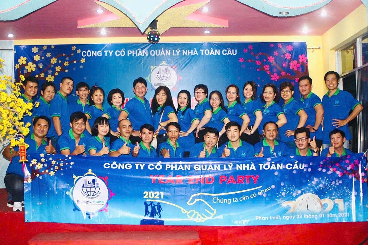 Ban lãnh đạo cùng toàn thể nhân viên Global Home chụp ảnh lưu niệm sự kiện chúc mừng năm mới.