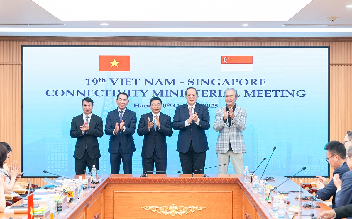 Các đại biểu chụp ảnh lưu niệm tại sự kiện.