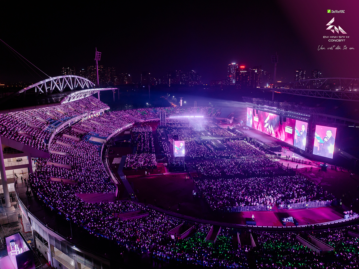 Sân vận động Quốc gia Mỹ Đình được “phủ tím” tại Em Xinh “Say Hi” concert đêm 2. &lpar;Ảnh: Vieon&rpar;.
