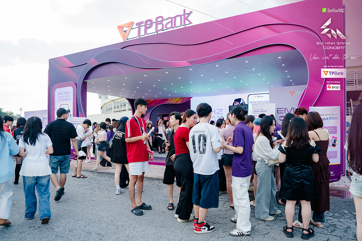 Booth TPBank đông nghịt các bạn trẻ đến trải nghiệm tiện ích tài chính số đỉnh cao.