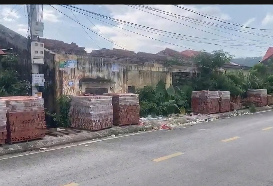 Dãy nhà của trường mầm non cũ HTX Lại Xuân được mượn đã bị bão cuốn bay hết mái, sạt lở tường gạch.