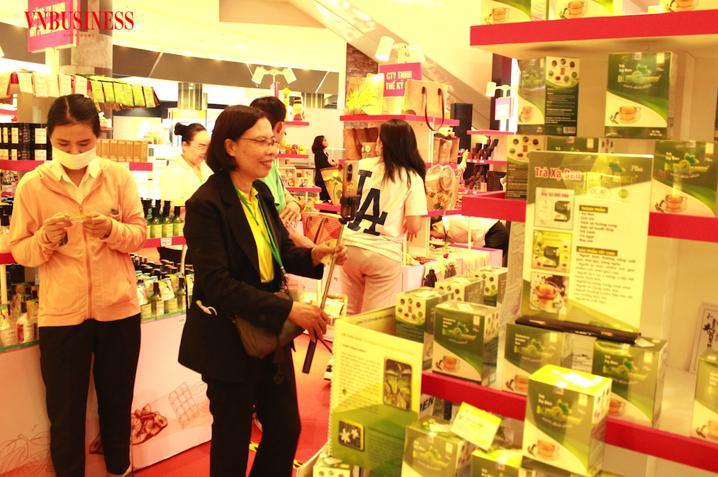 Trước xu hướng mua sắm sản phẩm của Gen Z &lpar;đặc biệt là chịu sự ảnh hưởng từ kênh xã hội và người nổi tiếng&rpar; thì bản thân các doanh nghiệp làm ăn chân chính cũng đang loay hoay giữa “ngã ba đường”.