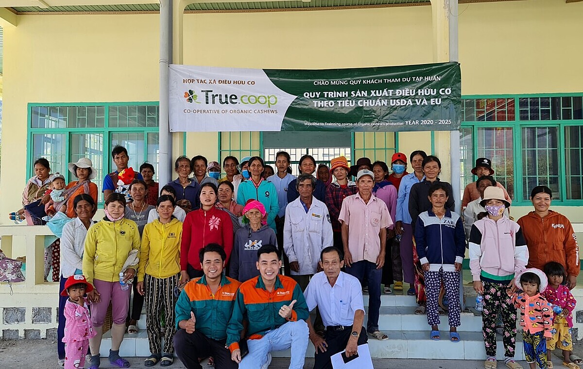 Đồng bào dân tộc thiểu số được HTX True. Coop tập huấn về quy trình sản xuất đạt chuẩn quốc tế để nâng cao giá trị kinh tế.