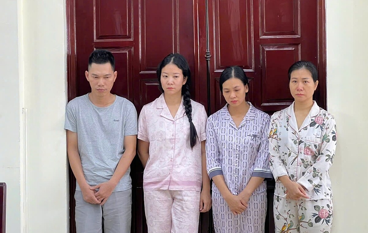 Nguyễn Thị Phương Thảo &lpar;thứ 2 từ trái sang&rpar; cho nhân viên bơm tinh chất “biến hóa” thịt trâu giả thành thịt bò nhãn hiệu Hidasan.