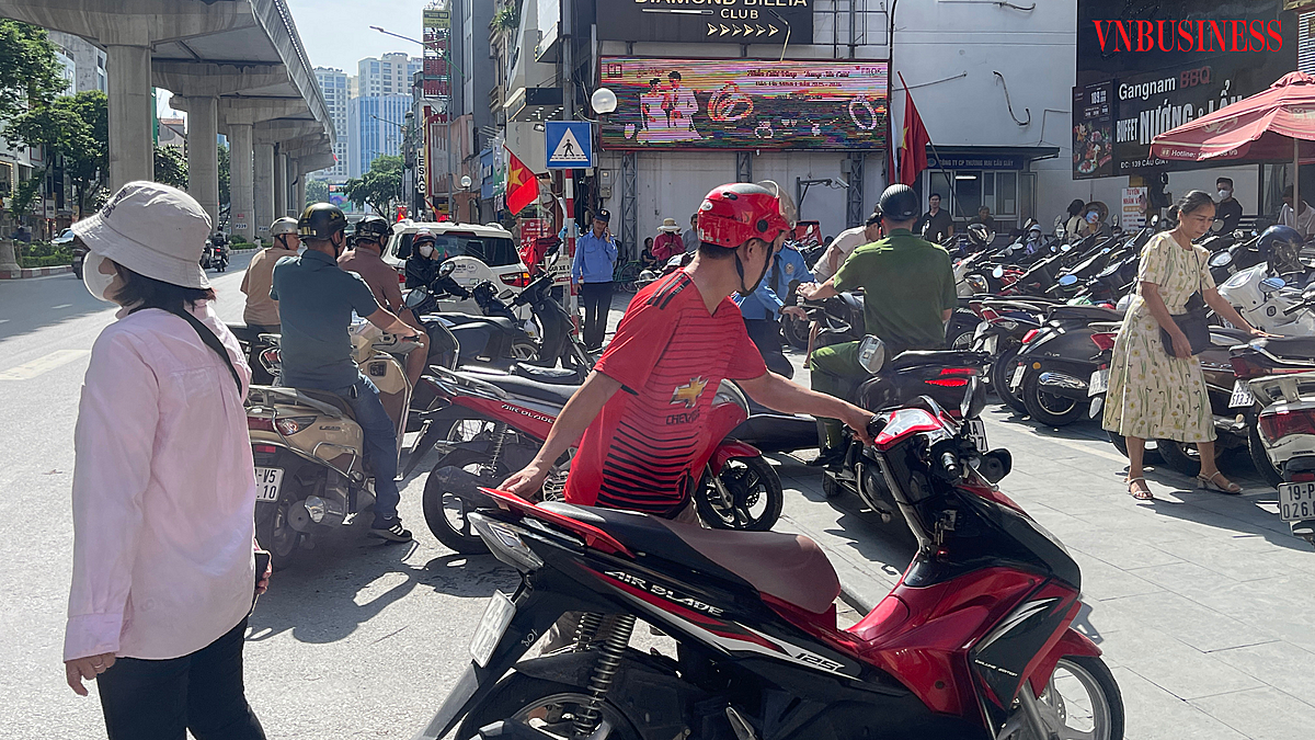 Qua phản ánh của người dân, công an phường đã có mặt để giải quyết ùn tắc, phương tiện đỗ tràn xuống lòng đường.