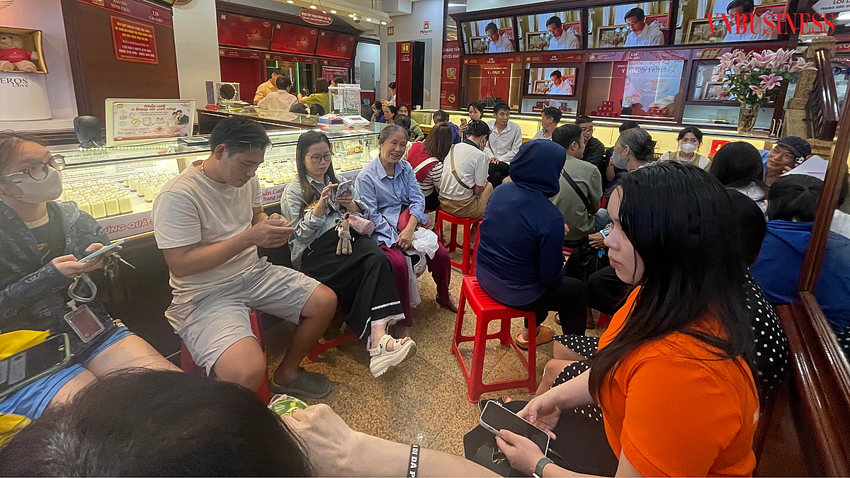 Hầu như khách hàng chờ trong tiệm đều có nhu cầu mua bạc.