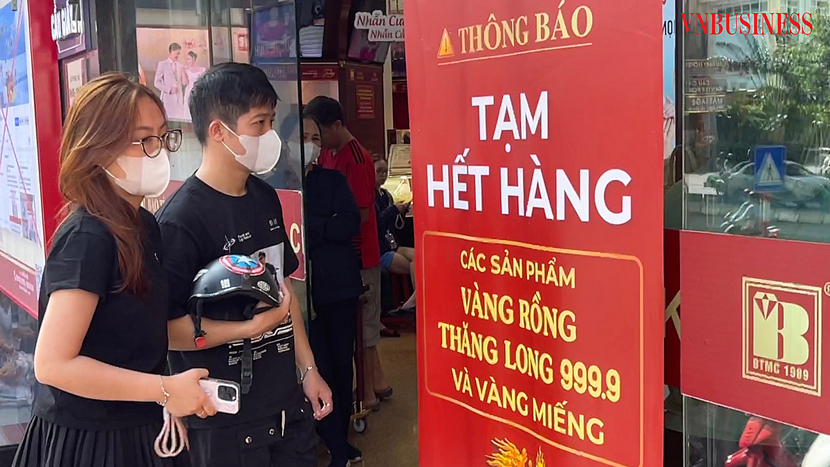 Lượng khách quá đông, cửa hàng phải dán thông báo hết hàng.