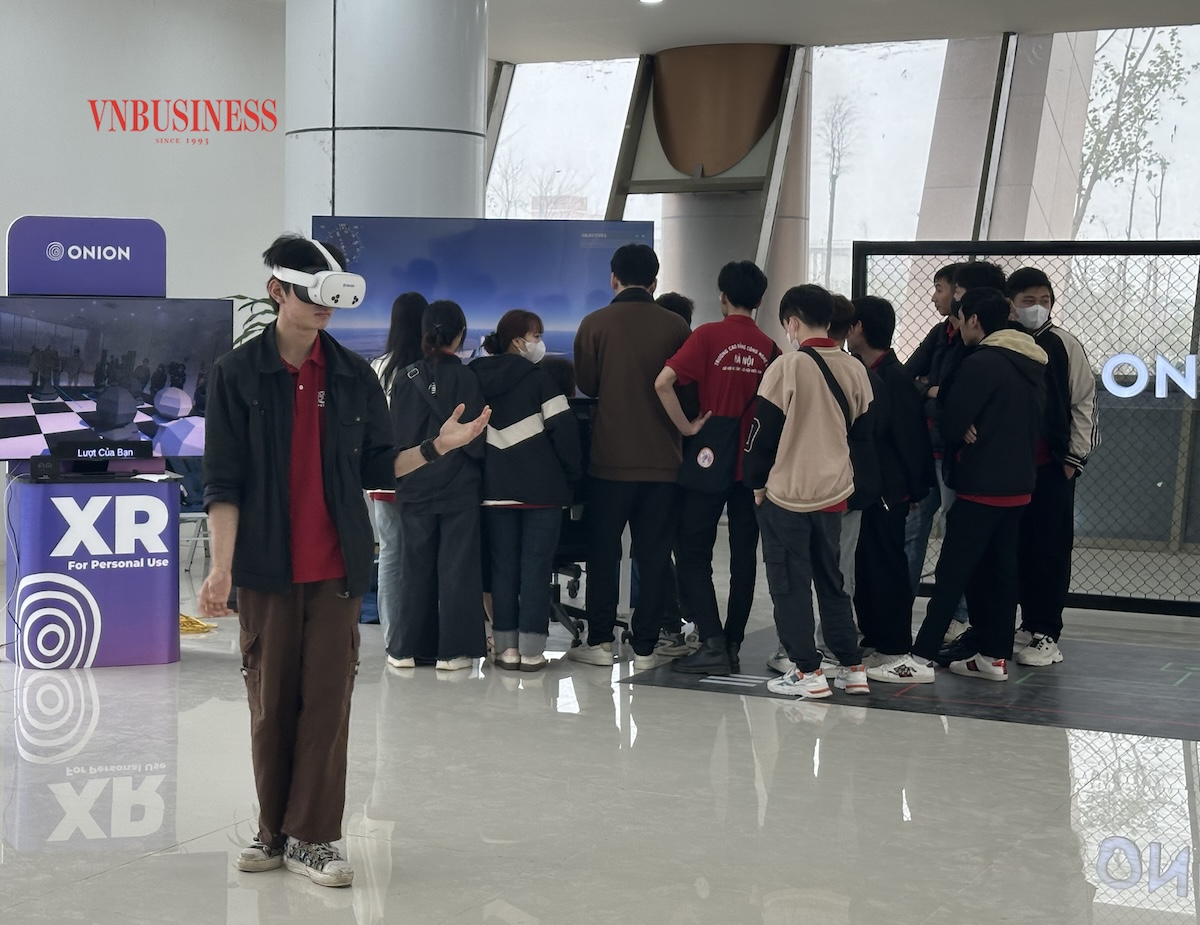Sinh viên tại Hà Nội trải nghiệm công nghệ XR.