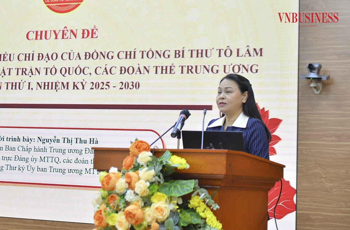 Đồng chí Nguyễn Thị Thu Hà, Ủy viên Trung ương Đảng, Phó Bí thư Thường trực Đảng ủy Mặt trận Tổ quốc, các đoàn thể Trung ương, Phó Chủ tịch - Tổng Thư ký Uỷ ban Trung ương MTTQ Việt Nam phát biểu tại Hội nghị.