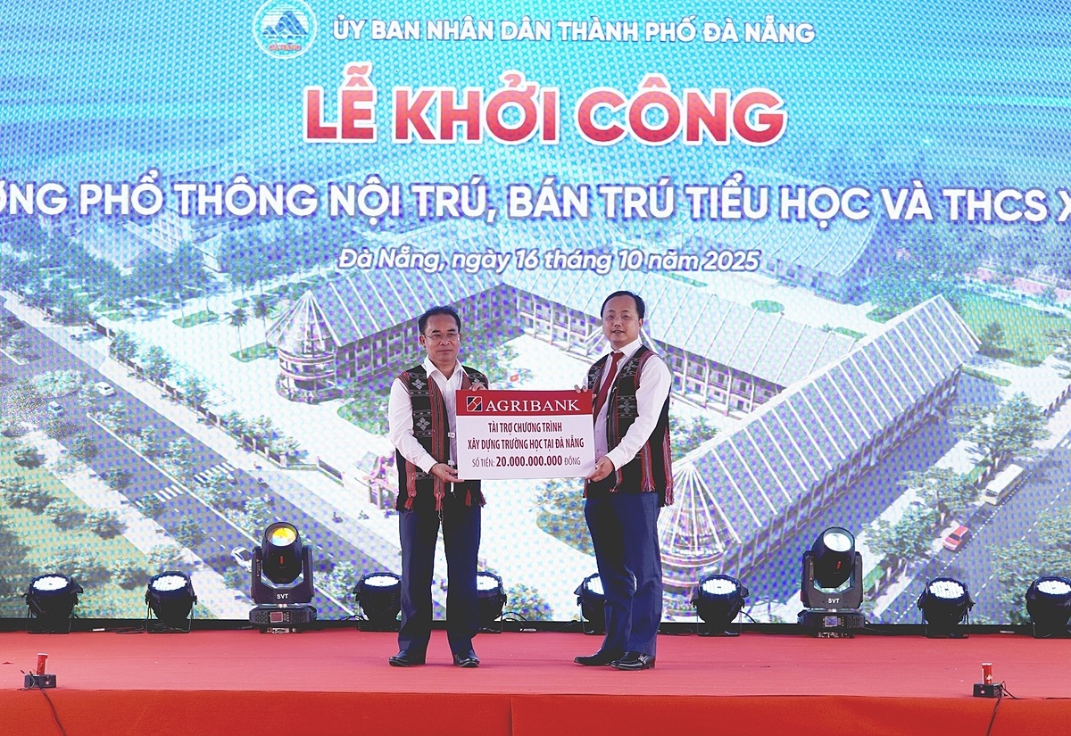 Đồng chí Tô Huy Vũ - Bí thư Đảng ủy, Chủ tịch HĐTV đã trao tặng 20 tỷ đồng tài trợ “Chương trình xây dựng trường học tại Đà Nẵng”.