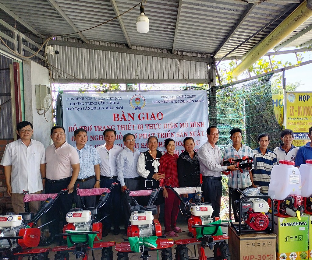 Trường Trung cấp nghề và đào tạo HTX miền Nam hỗ trợ HTX Kênh 10.