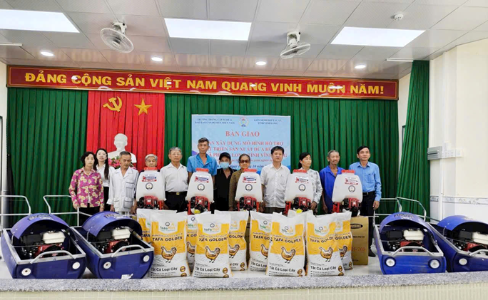 Trường Trung cấp nghề và Đào tạo cán bộ hợp tác xã miền Nam hỗ trợ vật tư, máy móc cho HTX.