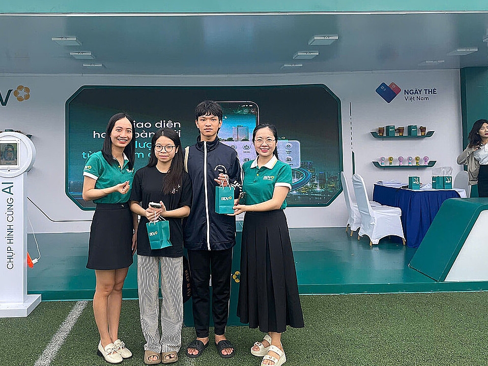 Các ngân hàng xem nhóm khách hàng trẻ là đối tượng quan trọng trong việc phát triển dịch vụ ngân hàng bán lẻ.