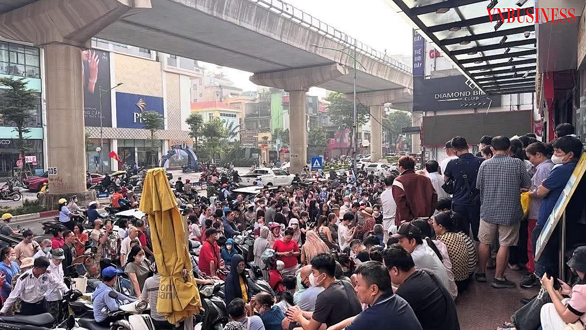 Khung cảnh quen thuộc mỗi buổi sáng trước cửa tiệm vàng.