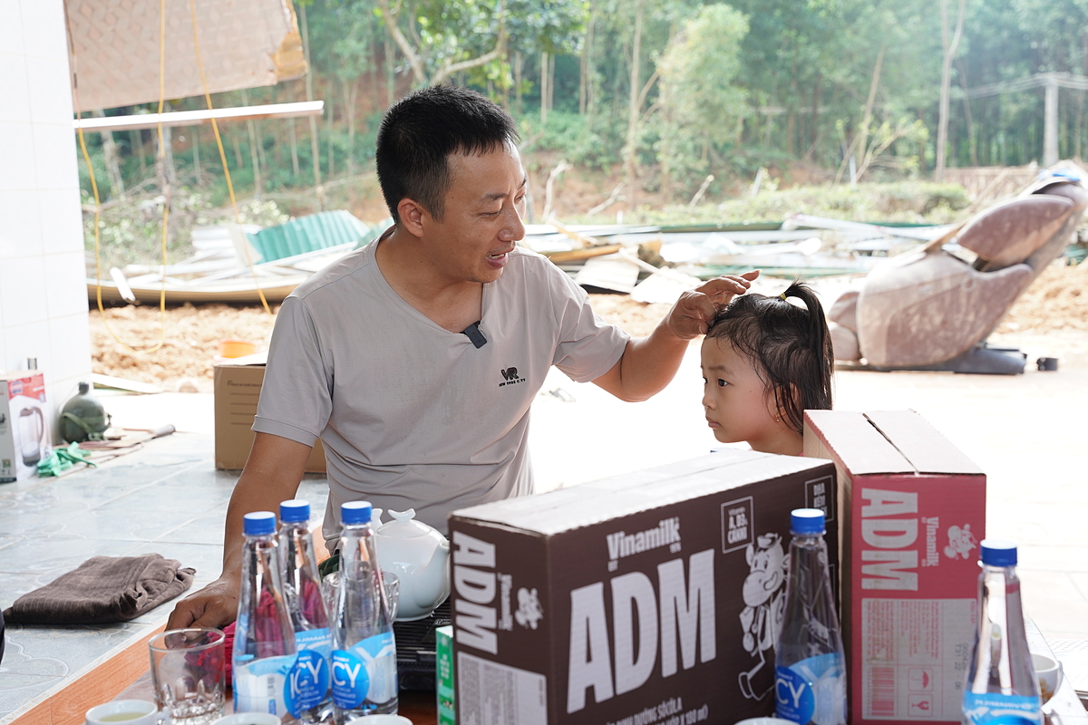 Anh Đoàn Khanh và con gái nhỏ trước ngôi nhà đã bị lũ cuốn trôi toàn bộ. Ảnh: Tịnh Không