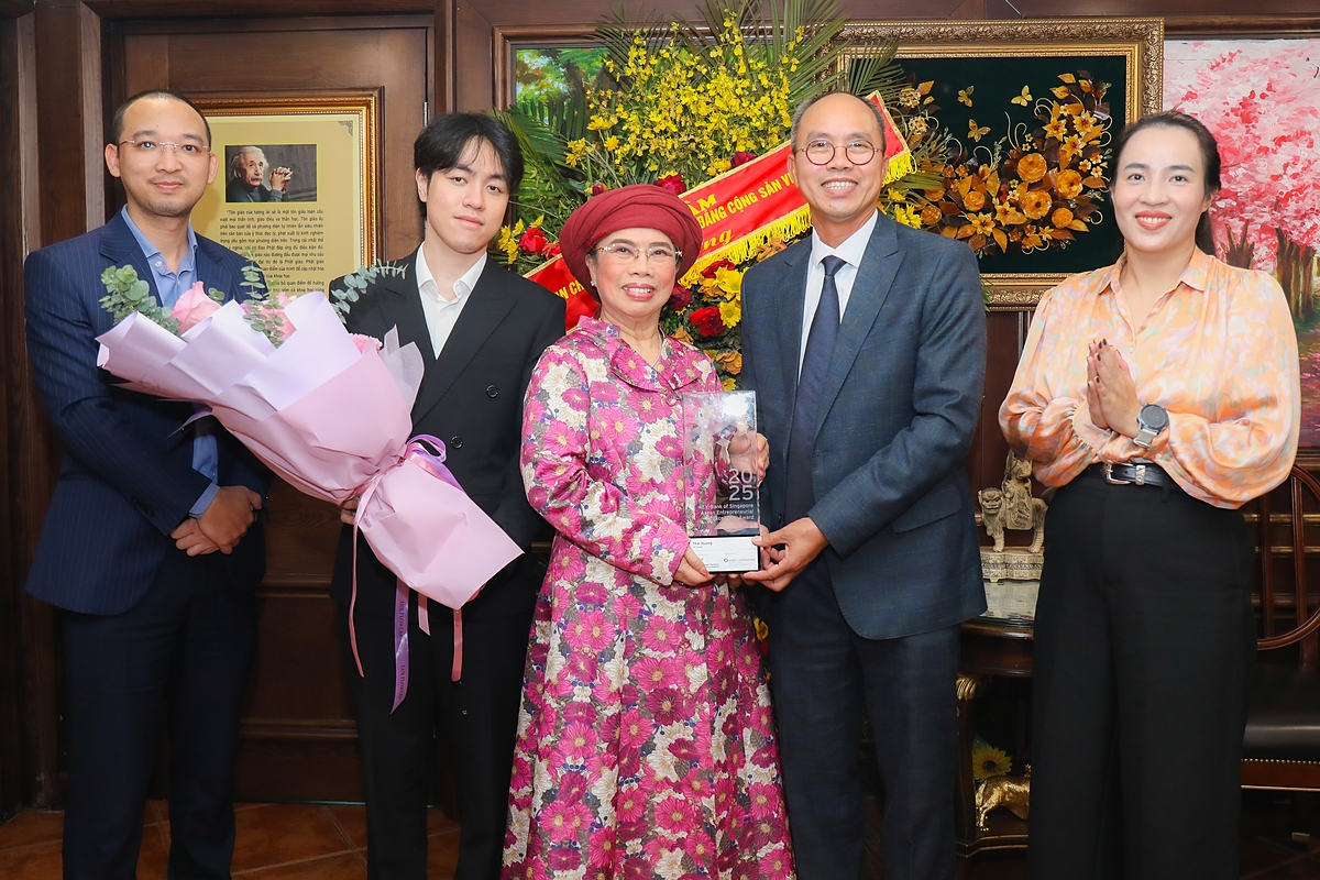 AHLĐ Thái Hương đón nhận kỷ niệm chương ASEAN Entrepreneurial Excellence Award.