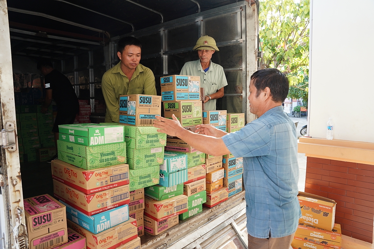 Hàng trăm nghìn sản phẩm dinh dưỡng Vinamilk được vận chuyển đến nơi, trao tặng bà con hậu thiên tai. Ảnh: Tịnh Không